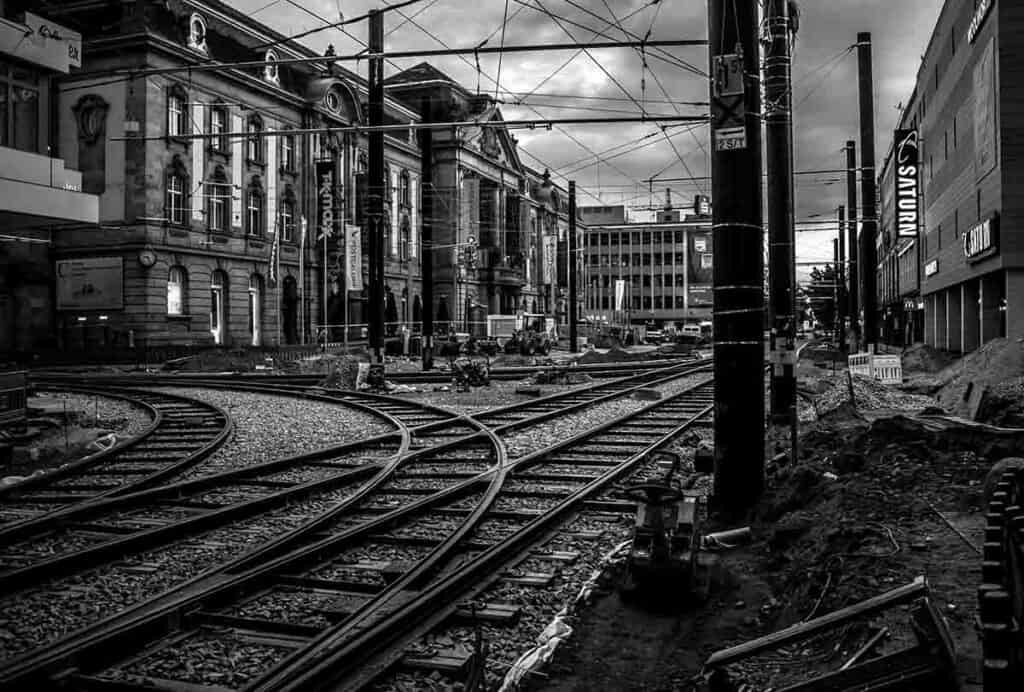 Stadt Karlsruhe schwarz-weiß Bild - Ansicht Postgalerie offene Bahngleise Umbau