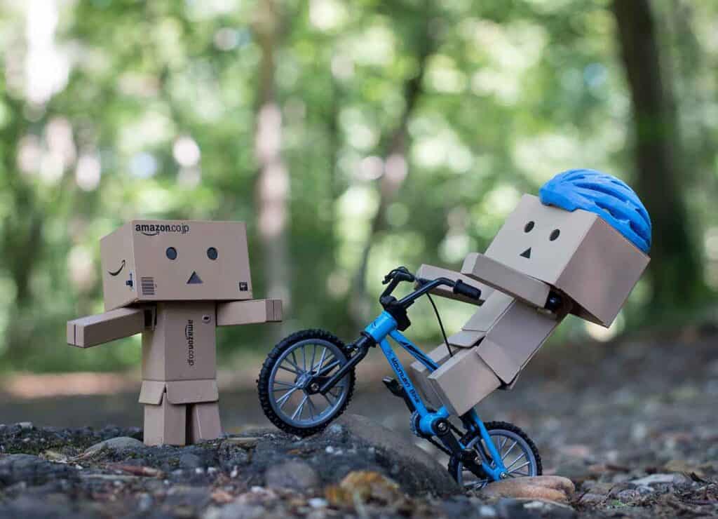 Danbo beim Biken mit anderem Danbo Kollegen - Seitenansicht im Wald