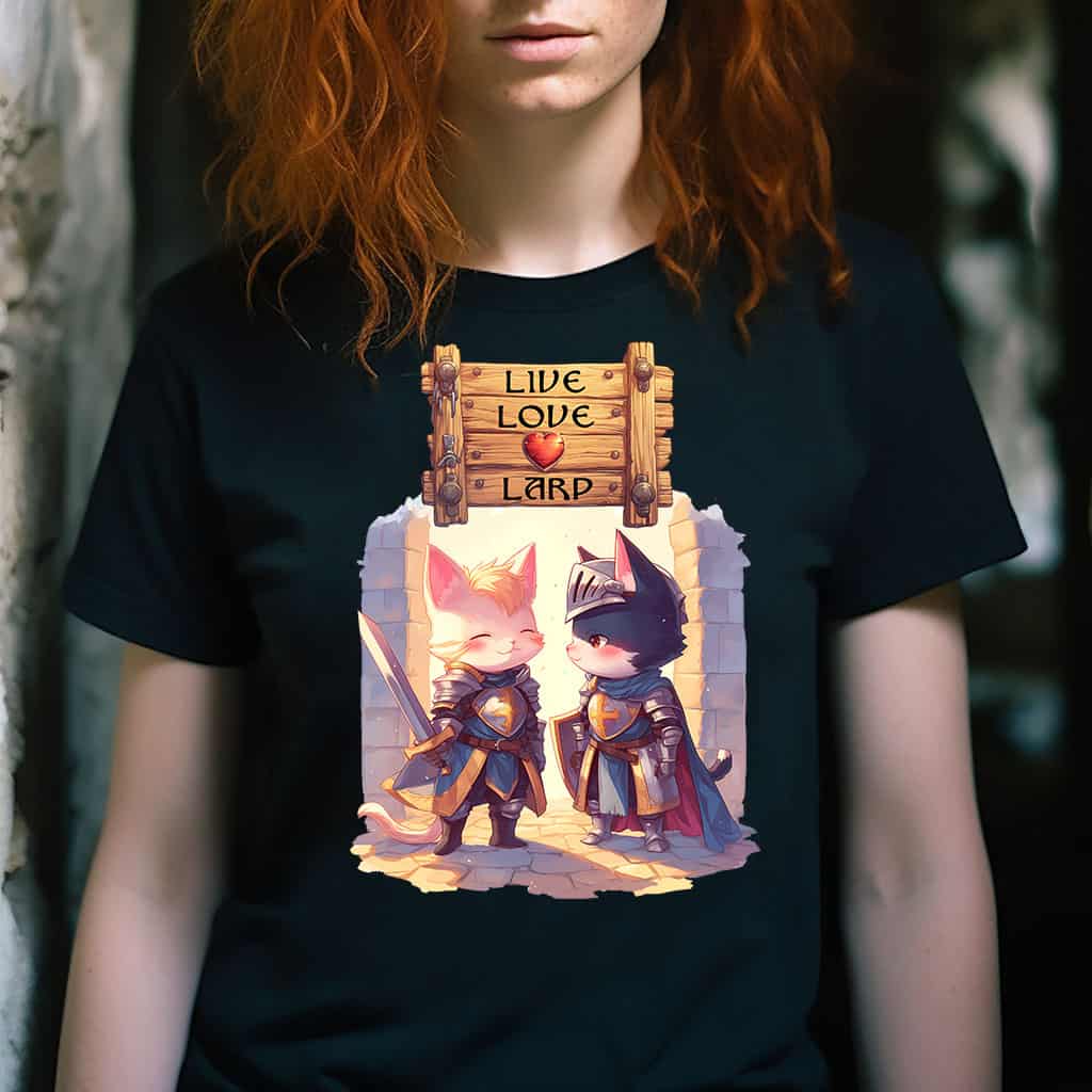 Tshirt schwarz LARP Katzen Motiv Ritter - Ansicht auf Frau an einer Burgruine