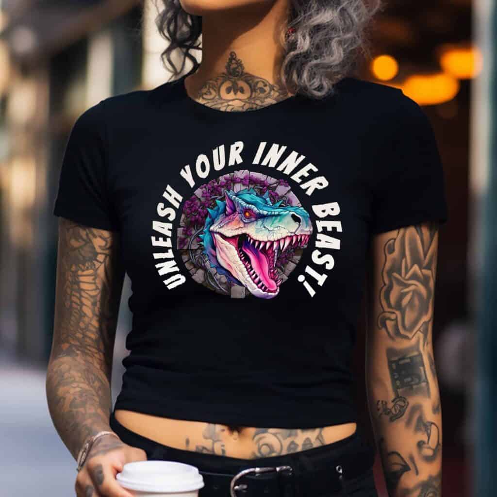 Tshirt schwarz Dino Motiv Unleash your inner beast - Ansicht auf tätowiertem Model in der Stadt