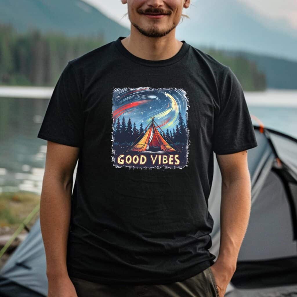 Tshirt schwarz Good Vibes Camping Motiv Zelt, Wald und Nordlichter - Ansicht auf Mann am Campingplatz am See