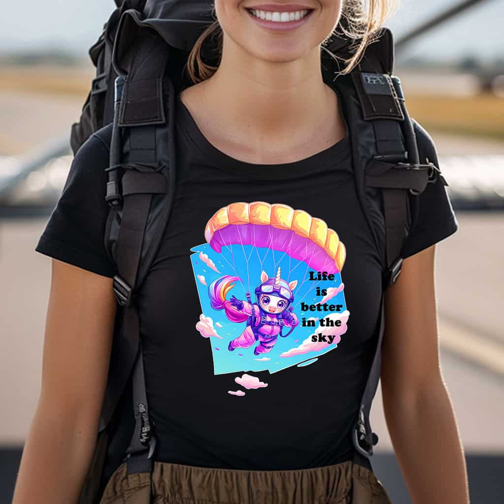 Tshirt schwarz Einhorn Fallschirmspringen Motiv - Ansicht auf Model mit Fallschirm am Flugplatz