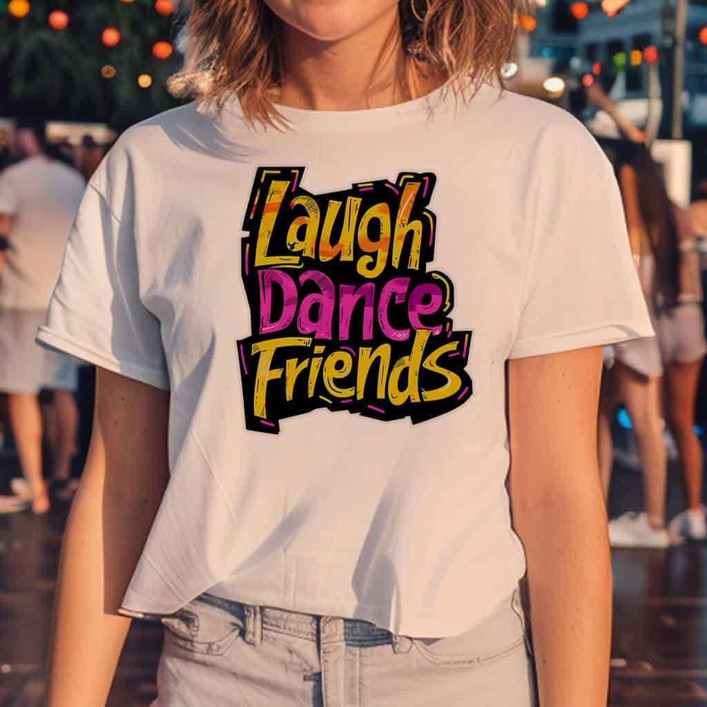 Tshirt weiß laugh dance friends Motiv - Ansicht an einer jungen Frau bei einer Party